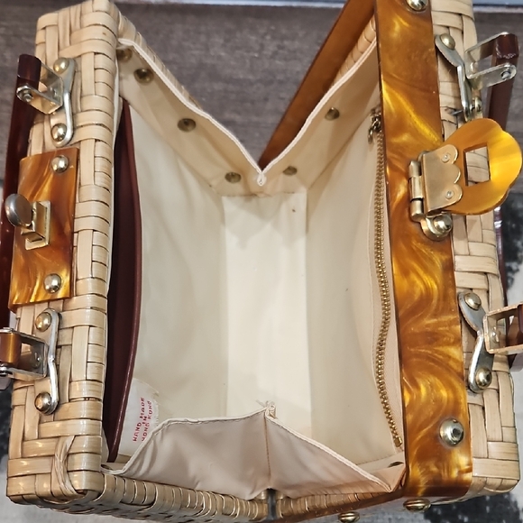 Elegant Tan and Gold Woven Handbag - Picture 3 of 3